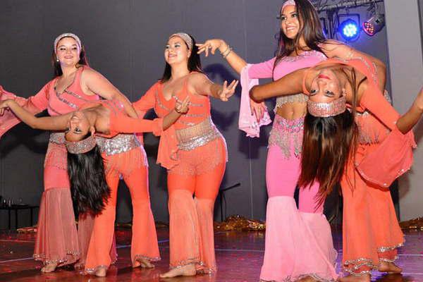 La academia de Yesmiacuten Llebeili celebra el Diacutea Internacional de la Danza
