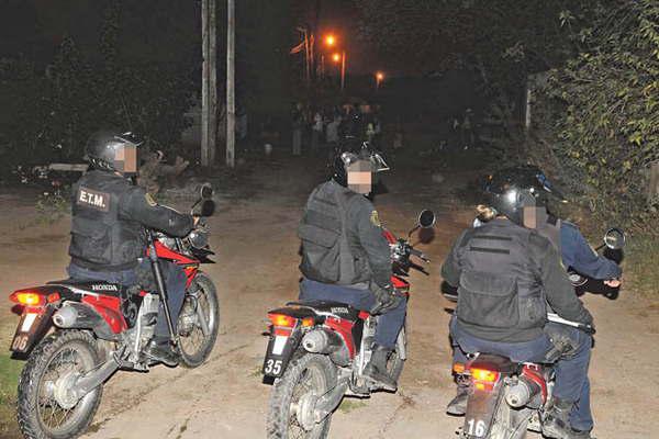 Oficiales salvaron a menor que se ahorcoacute a un aacuterbol por pelear con su novio y terminar la relacioacuten