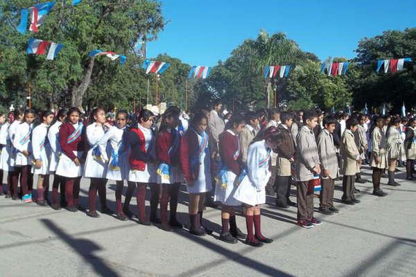 Maacutes de 400 alumnos fernandenses prometieron lealtad a la bandera de Santiago del Estero