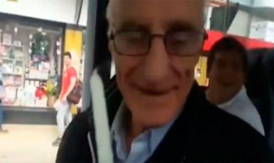 El emotivo regalo de un colectivero a un pasajero en su cumpleantildeos