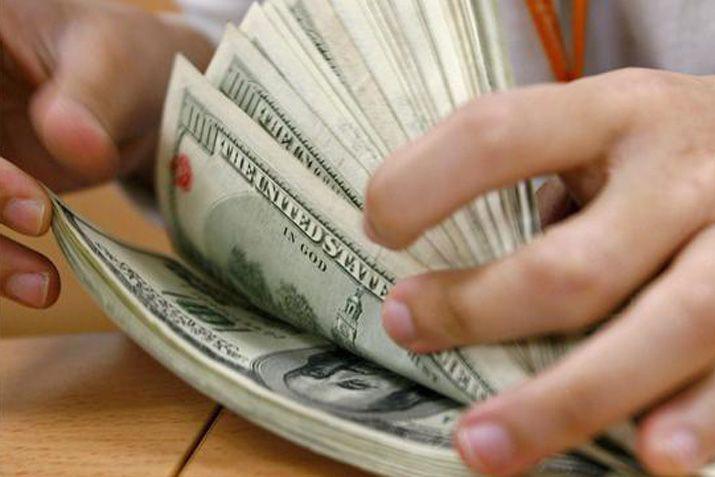 El dólar subió 7 centavos en abril a  1574