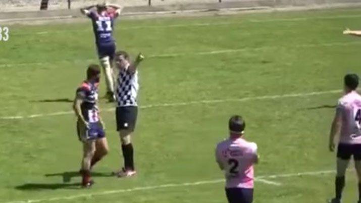 No se bancó la tarjeta y noqueó al rbitro