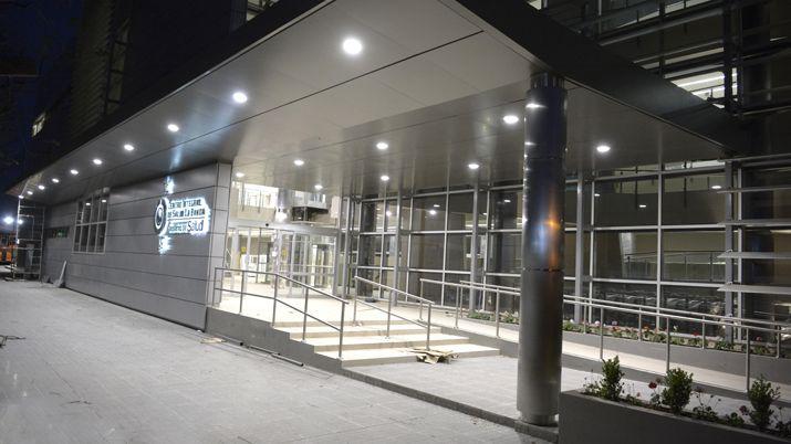 Chocoacute a un motociclista y lo mandoacute al hospital