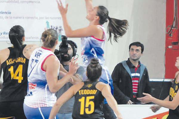 Quimsa dejoacute todo pero debutoacute con una caiacuteda en el Ciudad 