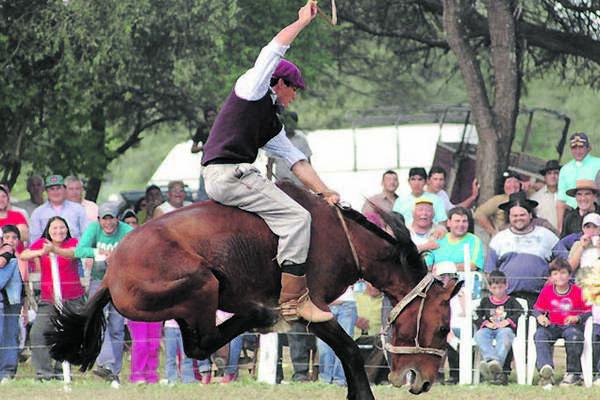 Villa Robles celebraraacute el Diacutea del Trabajador con lo mejor de la doma y el folclore