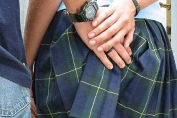 Otro profesor ofreciacutea altas notas a cambio de sexo y un colega manoseaba a alumnas