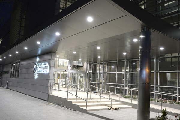 Motociclista fue trasladado al hospital de La Banda tras colisionar con un auto