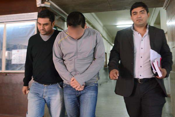 El profesor hot se aferroacute al silencio y las pericias detectariacutean las imaacutegenes de la alumna desnuda