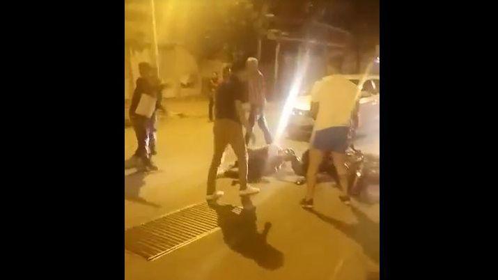 VIDEO  Le robaron a una anciana y terminaron golpeados por vecinos