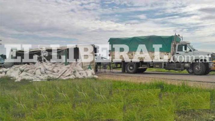 Violento vuelco de un camioacuten cargado con soja en Ruta 21