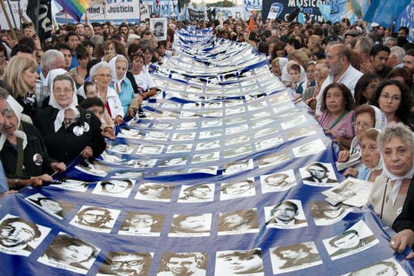 Las Madres de Plaza de Mayo conmemoran hoy sus 40 antildeos de lucha