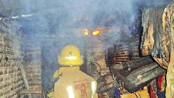 Voraz incendio consume una vivienda en Los Ovejeros