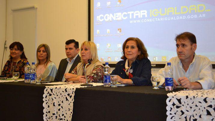 Humanidades firmó convenio con graduados en cooperativismo