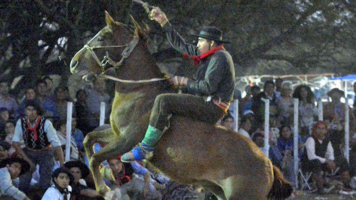 Villa Robles vivioacute a pleno la tradicioacuten con doma destrezas criollas muacutesica y danza