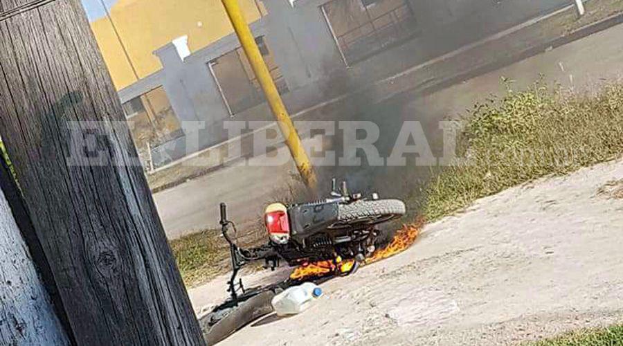 Circulaban en moto de dudosa procedencia y se prendioacute fuego