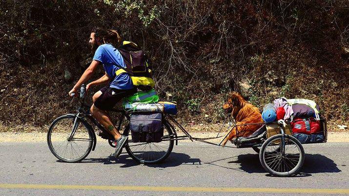 La travesiacutea de Ale Chaacutertron y Mencho- llevan maacutes de 2 mil km en bicicleta