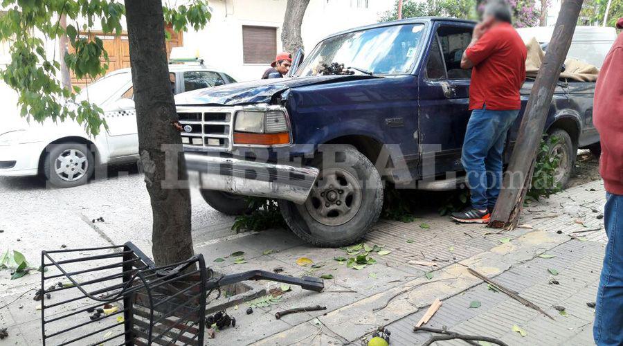 Dos heridos al chocar una camioneta con un poste
