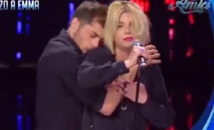 Video- cantante italiana es abusada en un programa en vivo
