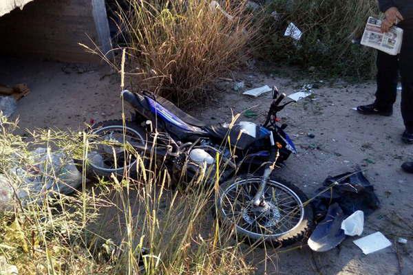Oficial de policiacutea perdioacute el control de su moto y cayoacute en una acequia