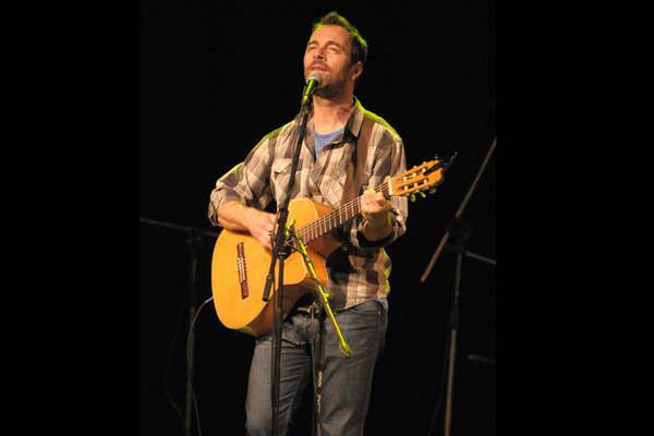 Kevin Johansen dedicoacute una versioacuten de la cancioacuten Despacito a los mosquitos