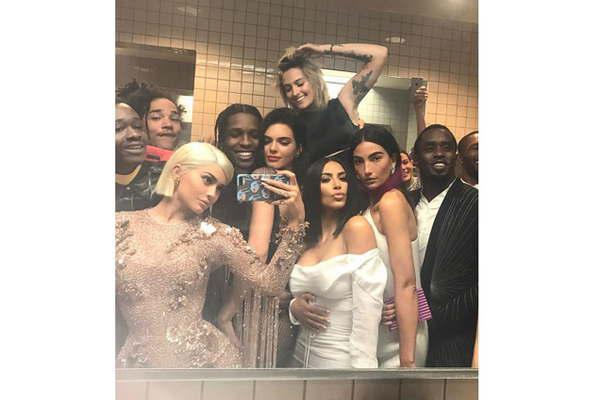 Una selfie de las Kardashian rompioacute reacutecord  