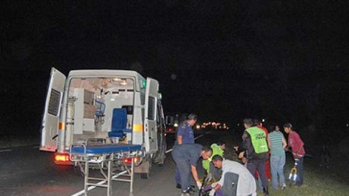 Quedoacute sin nafta la moto en la que viajaba una camioneta lo chocoacute y murioacute