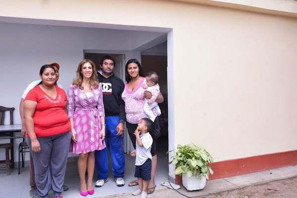 La gobernadora beneficioacute a 11 familias de Capital y Banda con moacutedulos habitacionales