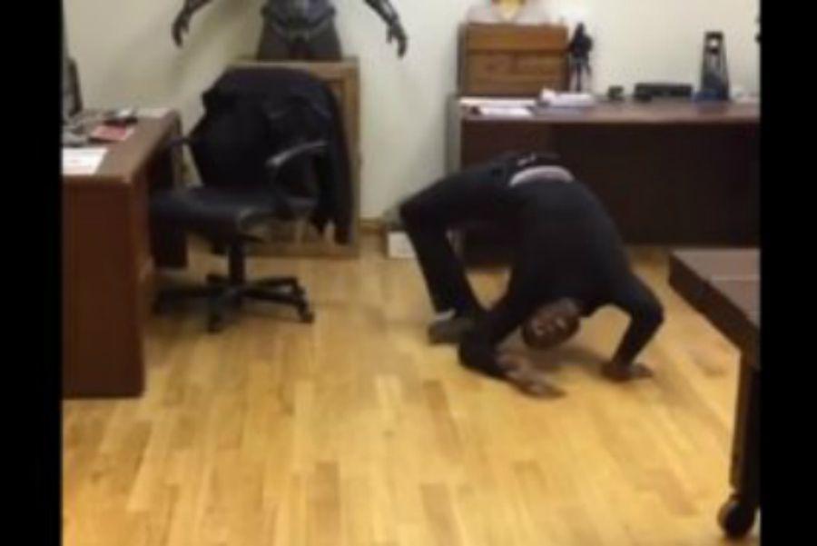 El impresionante hombre de goma que sorprende al mundo