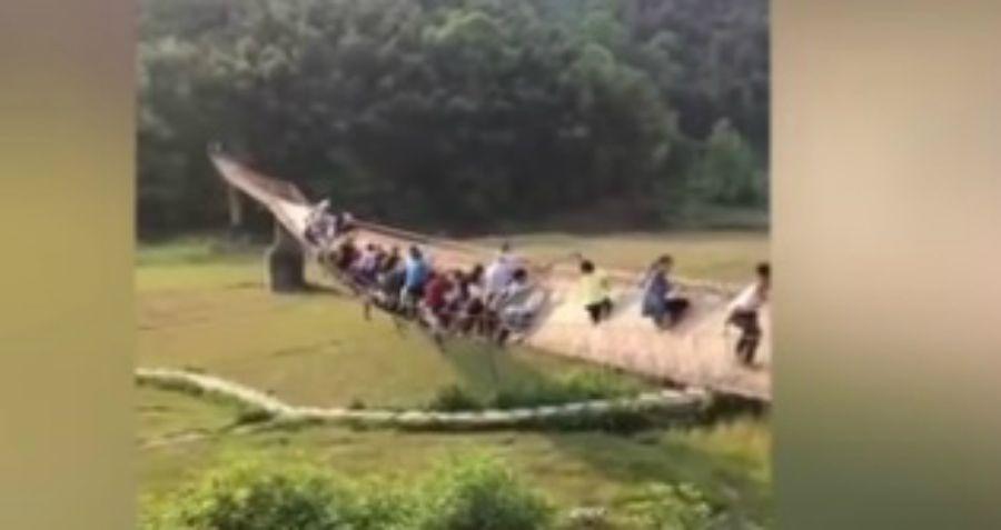 Increiacuteble- Turistas quedaron colgados al desprenderse un puente colgante