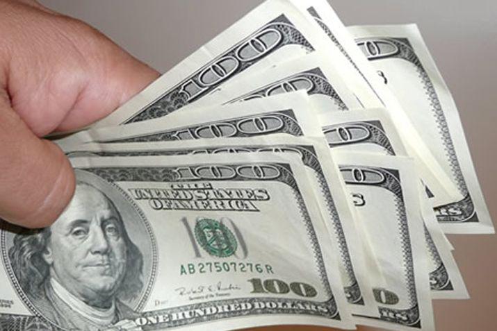 El dólar subió seis centavos a 1565