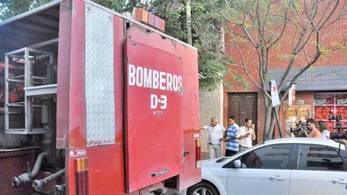 El fuego consumió un automóvil en pleno centro