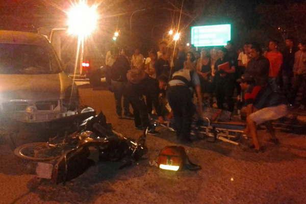 Dos personas resultaron heridas tras un violento choque en Las Termas de Riacuteo Hondo