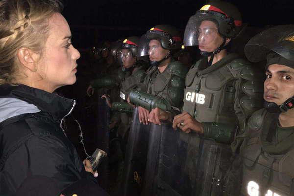 La esposa del encarcelado opositor Leopoldo Loacutepez exige ver a su marido ante rumores sobre su salud