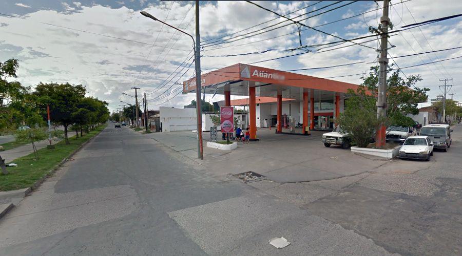 Asaltoacute dos estaciones de servicio y terminoacute detenido