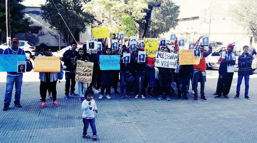 Manifestacioacuten en La Banda contra el pastor evangeacutelico que habriacutea abusado de una nena