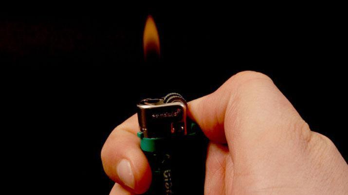 Peleó con su novio y lo prendió fuego