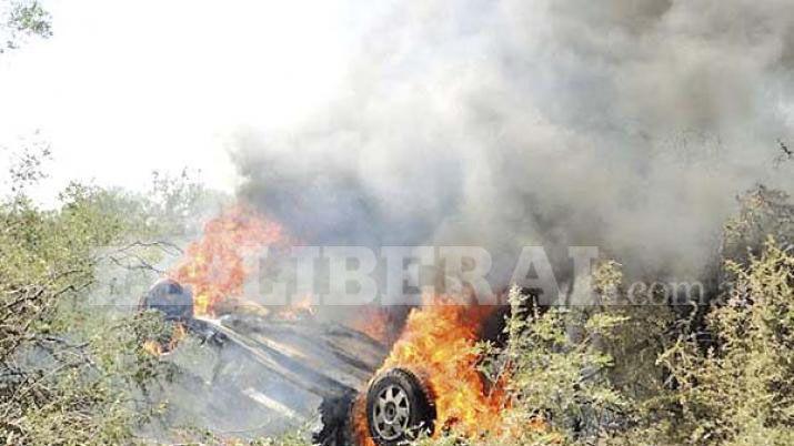 Hizo una mala maniobra volcó y se incendió el auto