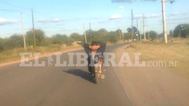 Temeraria maniobra de motociclista