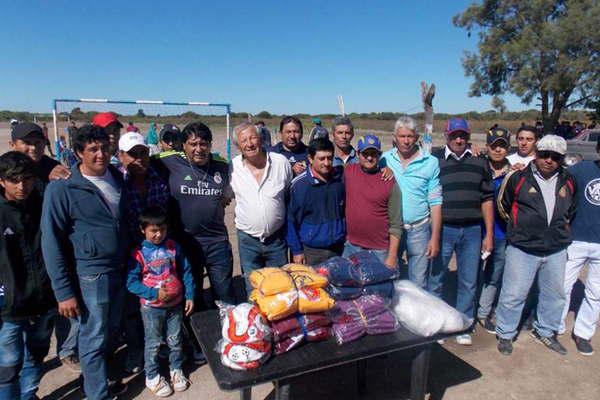 Entregan indumentaria y elementos deportivos en Negra Muerta