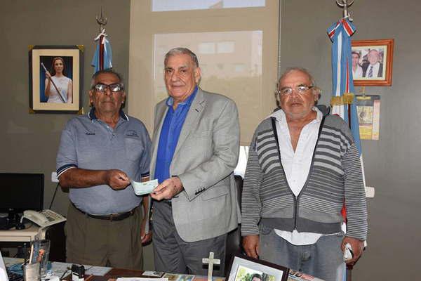 La municipalidad hizo entrega de un subsidio al Club de Tejo Termas