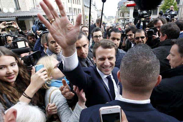 Macron cerroacute la campantildea como favorito ante Le Pen