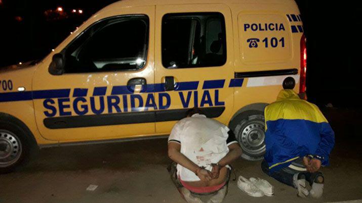 Intentaron evadir un control y les descubrieron droga y dinero
