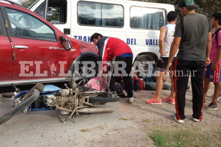 La víctima quedó tendida hasta ser auxiliada por vecinos y otros conductores