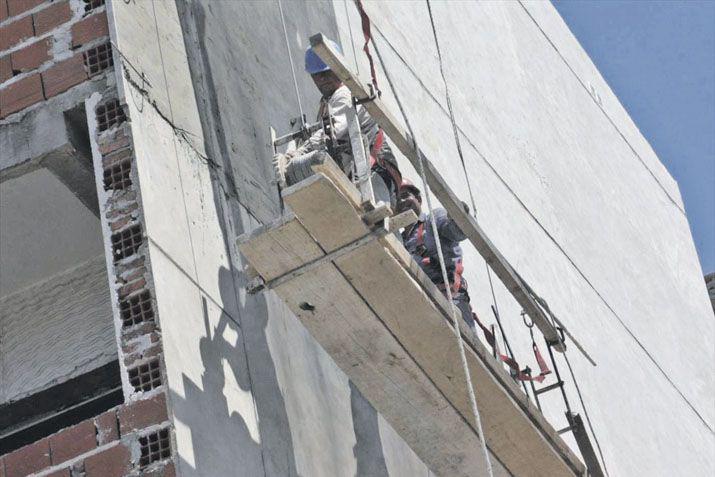 En un antildeo se incrementoacute 36-en-porciento- la cuota de la ART pero el Gobierno busca bajar el costo