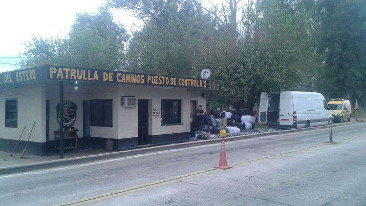 Secuestran camioneta que transportaba maacutes de 100 bultos con mercaderiacutea ilegal