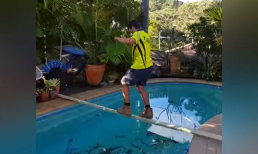 La dolorosa caiacuteda de un hombre que intentoacute cruzar una piscina