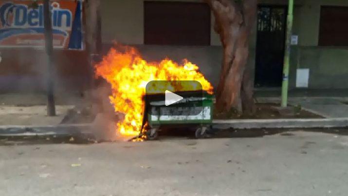 VIDEO  A plena luz del diacutea queman contenedores de basura en La Banda