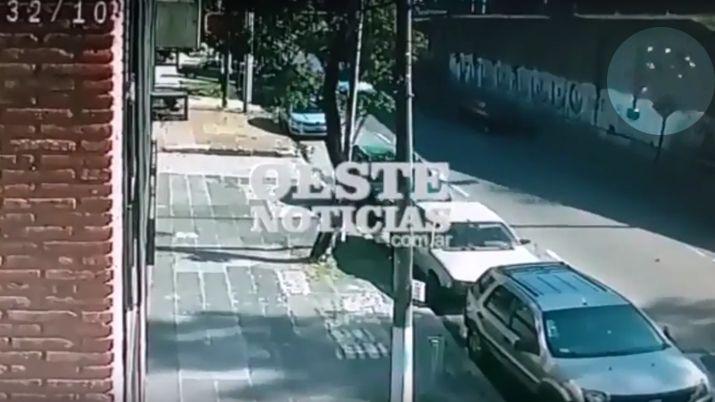 VIDEO Dos motochorros cayeron de un puente tras asaltar un supermercado