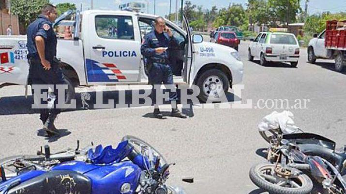 Gendarme fue a parar al hospital tras chocar con su moto