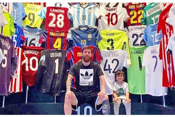 Lionel Messi mostroacute su museo de camisetas 